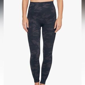 SPANX Look at Me Now Seamless Leggings Pants in Black Camo Women’s Large‎